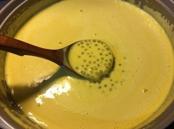 step11: 把南瓜露倒入鍋，加入砂糖、椰漿以細火煮溶，自己試下甜味，最後落埋西米便可