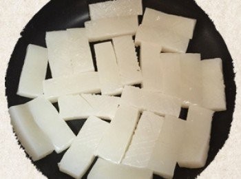 step5: 乾煎蒟蒻白玉板至表面乾燥微微焦，即可起鍋備用。