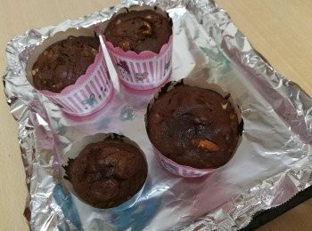 step1: 把核桃和杏仁放進保鮮袋內，然後用麵粉棍打碎核桃和杏仁，不用把果仁打得太碎，這樣吃下去才有咬口。