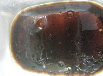 step3: 加入蠔油及糖後蓋上蓋子，繼續焗煮。當電飯煲制跳至「保溫」模式後即盛起，放涼。
