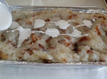 step9: 將粘米粉用3湯匙水拌勻後，逐少倒進小孔中。