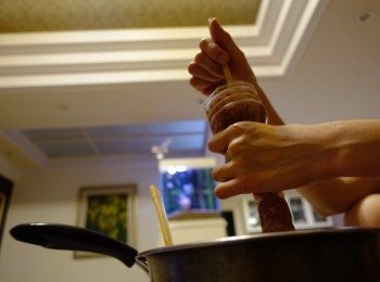 step3: 把寶特瓶剪開當罐香腸的器具，腸衣一端套上寶特瓶開口，另一端不打結。