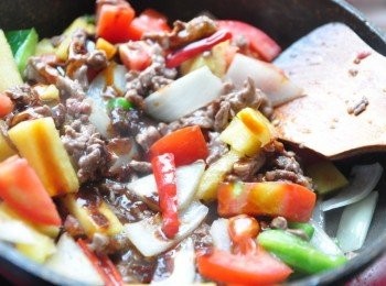 step5: 加上適量的牛排醬及香菇素蠔油調味拌勻即可