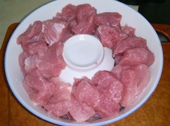 step2: 取一大碗，上面放上一個倒轉的小碗，把略為利爛的瘦肉放在大碗內的小碗邊。此做法不用加水。