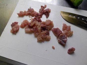 step2: 雞肉或<a href="https://bit.ly/3EZL8dD" target="_blank" data-keyword="雞胸" class="guide-link"><strong>雞胸</strong></a> <span style="display:inline-block;vertical-align:middle;margin-top:-3px;color:initial;border-radius:3px;padding:2px 3px;font-size:12px;line-height:14px;background:#87d300;color:#fff;">即買</span> 肉剁碎，雞蛋打散成蛋液，備用。