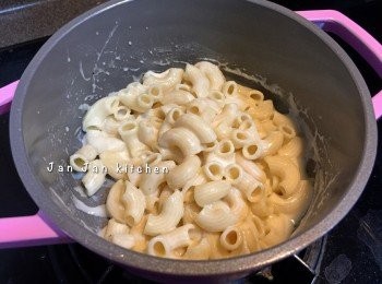 step3: 即可倒入通粉，小火煮至收汁。汁液濃稠度及調味都可依個人喜好調整。不不要收得太乾，因為下芝士後會變杰。