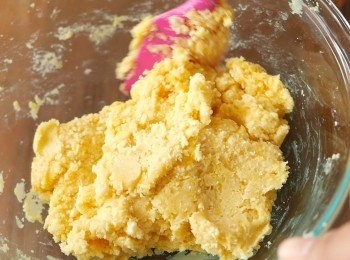 step5: 加入已混合的蛋黃和雲呢拿香油，混合成粉團。如混合物太乾未能成團，逐茶匙加入淡奶，混合至成團為止。用保鮮紙把粉團包好，稍為壓平，置於雪櫃(4℃)冷藏至少1小時。