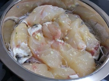 step4: 將浸軟的粉絲平均地方在內膽III內， 舖上石班肉