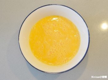 step1: 將蛋汁先打勻