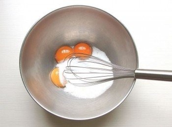 step2: 準備一個調理碗,放入蛋黃及砂糖