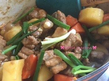 step7: 隨個人喜好炆至自己喜愛的紅蘿蔔及薯仔淋度，加入蔥段及芫荽炒均即成