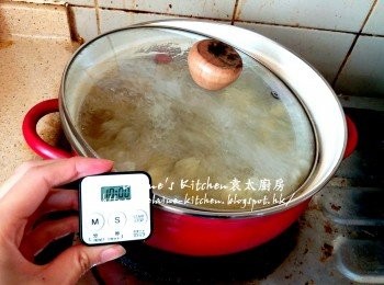 step7: 用中火煮滾 , 再蓋上蓋繼續用中火煲10分鐘