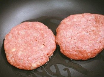 step7: 平底鍋中倒入些許油後放入漢堡排以中火香煎。