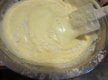 step4: 將低粉，泡打粉充分混合均匀，不然就会出现大气泡，過筛兩次
把混合好的面粉和泡打粉筛入打发蛋液中，蛋液如果正确打发了,面粉是可以浮在上面,不下沉的.用橡皮刮刀轻轻的,把面粉和蛋液混合.用翻拌式,切拌式(这里很注意不要让面粉结块,也不要让蛋白消泡)