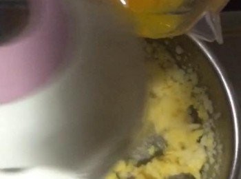step2: 加入粉類，再慢慢加入蛋黃,