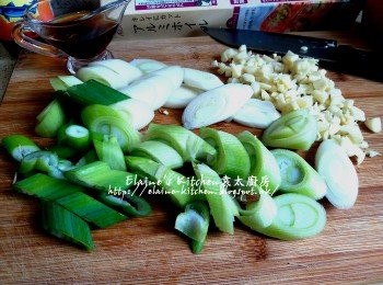 step1: 京蔥斜切件 , 蒜頭去衣切粒