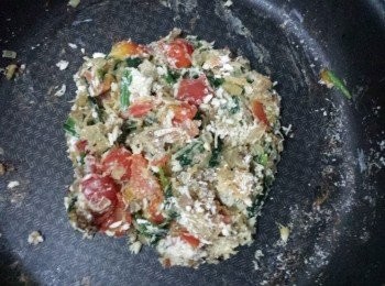 step4: 轉小火加入香草蒜蓉忌廉芝士及麵飽糠拌勻成餡料.