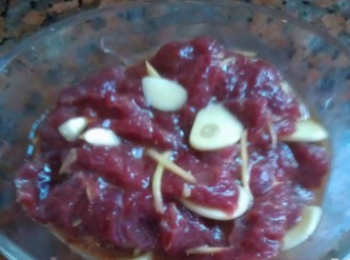 step2: 牛肉切片，放入食鹽、白糖、味極鮮醬油、生粉和食用油醃制。