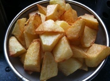 step4: 鍋裡熱油，薯仔過油後控淨油，撈起備用。