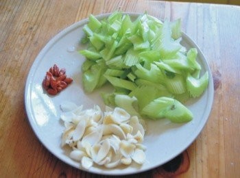 step1: 備好<span class="group_1">食材</span>，西芹洗淨，抽取老筋斜切片，百合剝掉外面的老皮，然後一片片剝下來，洗乾淨。枸杞浸泡。