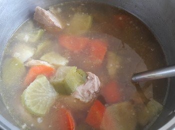 step6: 做法 :

先將瘦肉 , 雞骨用 2 片薑出水去腥備用 , 將青, 紅蘿蔔去皮切件 , 用約 3 至 4 湯碗水 , 將所有材料放入 , 大火滾起轉中細火 , 煲 2'1/2 小時 , 熄火蓋好焗 30 至 45 分鐘 , 飲用前大火滾起 , 加入調味 , 完成 .

(因不太喜歡鹽只得咸味 , 所以會落少少雞粉)

紅蘿蔔食用價值