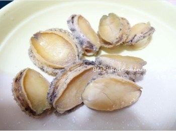 step3: 把鮑魚去殼，清掉內臟和咀部，用廚房紙把鮑魚的水印乾。