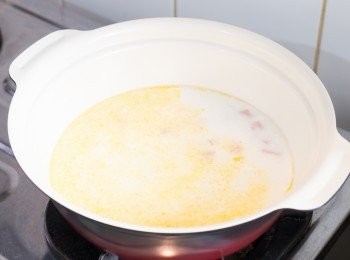 step5: 加入牛奶、清雞湯和水拌勻，不用蓋著，煮滾。