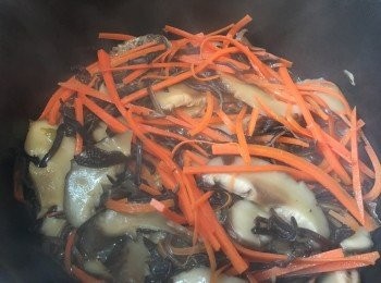 step2: 用少許油將蒜茸起鑊，順次序將冬菇絲、木耳絲、紅蘿蔔絲、牛柳絲和娃娃菜絲炒熟。