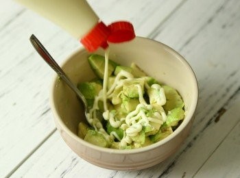 step4: 牛油果起肉切粒，拌<丘比沙律醬>、檸檬汁，加糖及鹽調味。