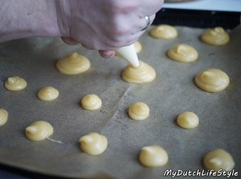 step3: 取一烤盤鋪上烘培紙，再將麵糰均勻分布，送入烤箱200度約20分鐘，烘培至表面呈現金黃棕色即可出爐，出爐後須稍微冷卻一下。