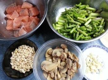 step3: 預備好所有材料:蘆筍切幼段,蒜頭切幼粒