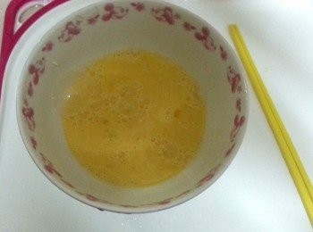 step4: 雞蛋於碗裡打散備用。