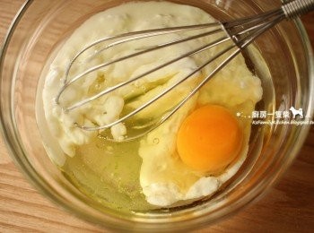 step3: 將<span class="group_2">材料(b)</span>與(c)攪拌均勻。