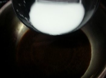 step12: 蒸好後倒出汁液煮滾,生粉用少許食用開水拌勻,倒入汁液中埋芡