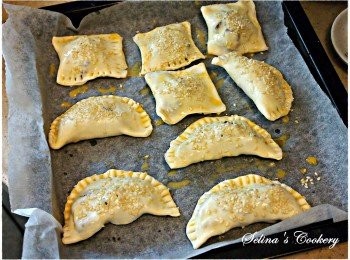 step4: 把一湯匙叉燒餡料放置在每份小酥皮中間，用手指蘸少許水，濕潤酥皮周邊，對褶輕壓收口，小心不要讓餡料漏出來;