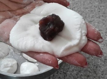 step4: 將麵糰分成小份，放入餡料，封口，搓圓