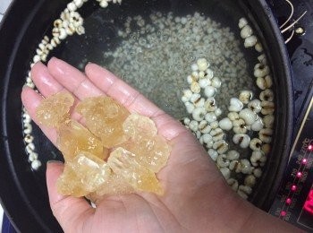 step2: 加入適量冰糖，連同兩公升水煮滾生熟薏米