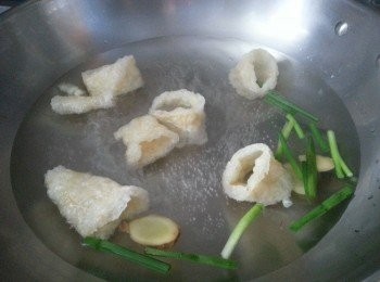 step1: 魚肚浸軟,用薑.蔥白醋.出水3分鐘,揸乾水備用