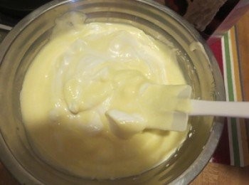 step5: 將1/3的蛋白加入至攪拌好的蛋黃糊中，用刮刀撈起底部的麵糊，從下往上翻拌至均勻
 8然後將蛋黃糊倒回剩下的蛋白中翻拌均勻
倒入6寸模入烤箱下層，水浴法130度烤100-110分鐘，根據自家烤箱酌情調整溫度或時間，沒烤透的話會回縮的，請一定要多試幾次找到烤透的溫度和時間