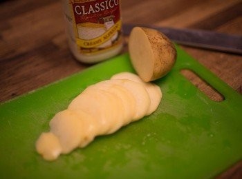 step3: 馬鈴薯洗淨切袍薄片，油炸成薯片後瀝乾