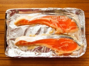 step3: 刮除表面醃製的白味噌，並用190度的溫度烤10分鐘(將鮭魚烤熟)即可。