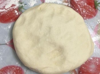 step3: 先預熱焗爐200度，將少許高筋粉灑在工作枱上，取出麵糰排氣，用棍壓成約13吋圓形；