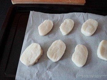 step6: 取出略略放涼後用刀切成片狀,預熱190'c焗爐焗大約15分鐘令其外表有微微烈開或金黃便可以