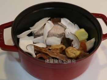 step1: (1) 鱷魚肉飛水一分鐘
(2) 瘦肉飛水備用
(3) 川貝、海底椰、淮山、無花果沖洗備用
(4) 薑去皮
(5) 陳皮浸軟刮襄