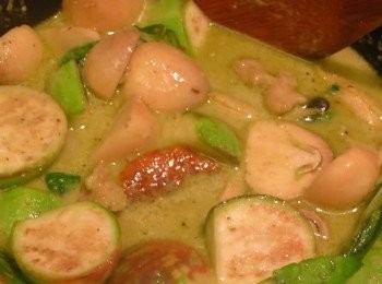 step9: 下水至剛剛蓋至<span class="group_1">材料</span>
下魚露、椰糖，大火煮沸，再轉小火煮10分鐘即成