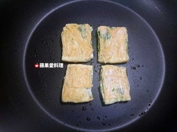 step13: 兩面都呈金黃色時，從鍋邊淋醬油，在豆皮上灑鹽即可。