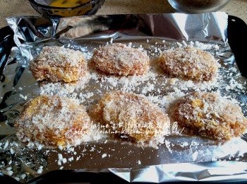 step10: 焗盤放上錫紙 , 將沾上蛋液及麵包糠的雞塊放上 , 再灑上少許麵包糠