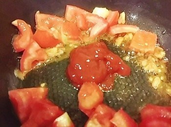 step7: 加入蕃茄醬拌炒出香氣