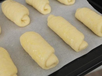 step12: 捲好後的麵糰表面塗上些許蛋液^^ 放入預熱190度的烤箱烤約15-20分鐘!!!