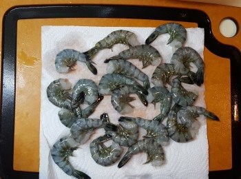 step2: 海蝦洗淨，抹乾水。燒熱鍋，加入少許橄欖油。